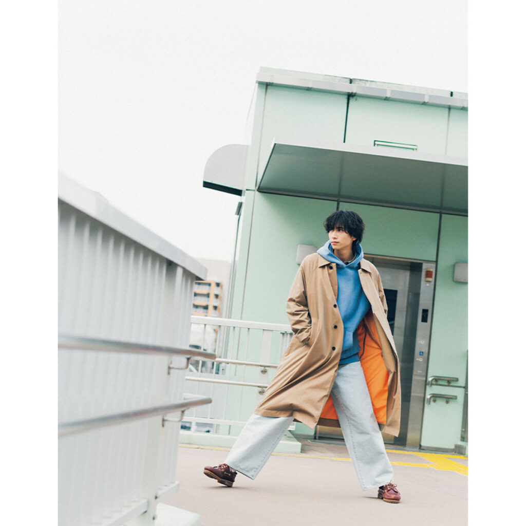 地厚フーディーにトレンチコートのコーデ