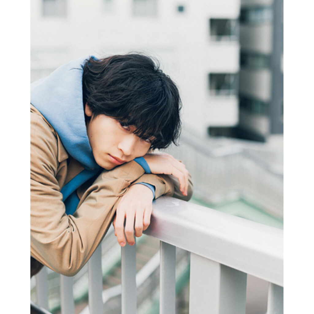 地厚フーディーにトレンチコートのコーデ