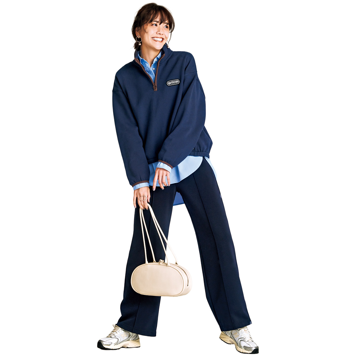 ネイビーのハーフジップにブルーシャツの重ね着とストレートパンツのコーデ