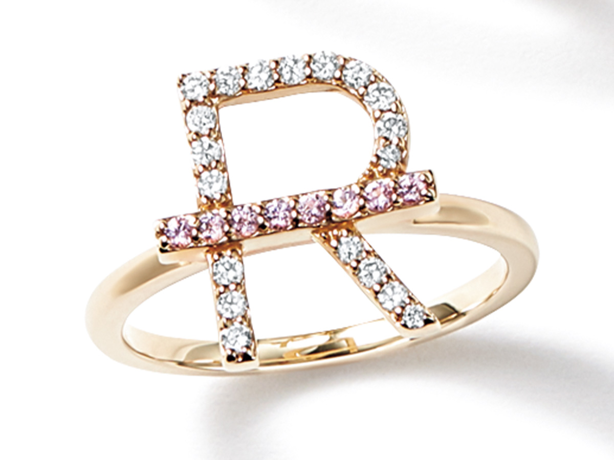 ラヴィシャルムのピンクサファイアとラボグロウンダイヤのアルファベットリング