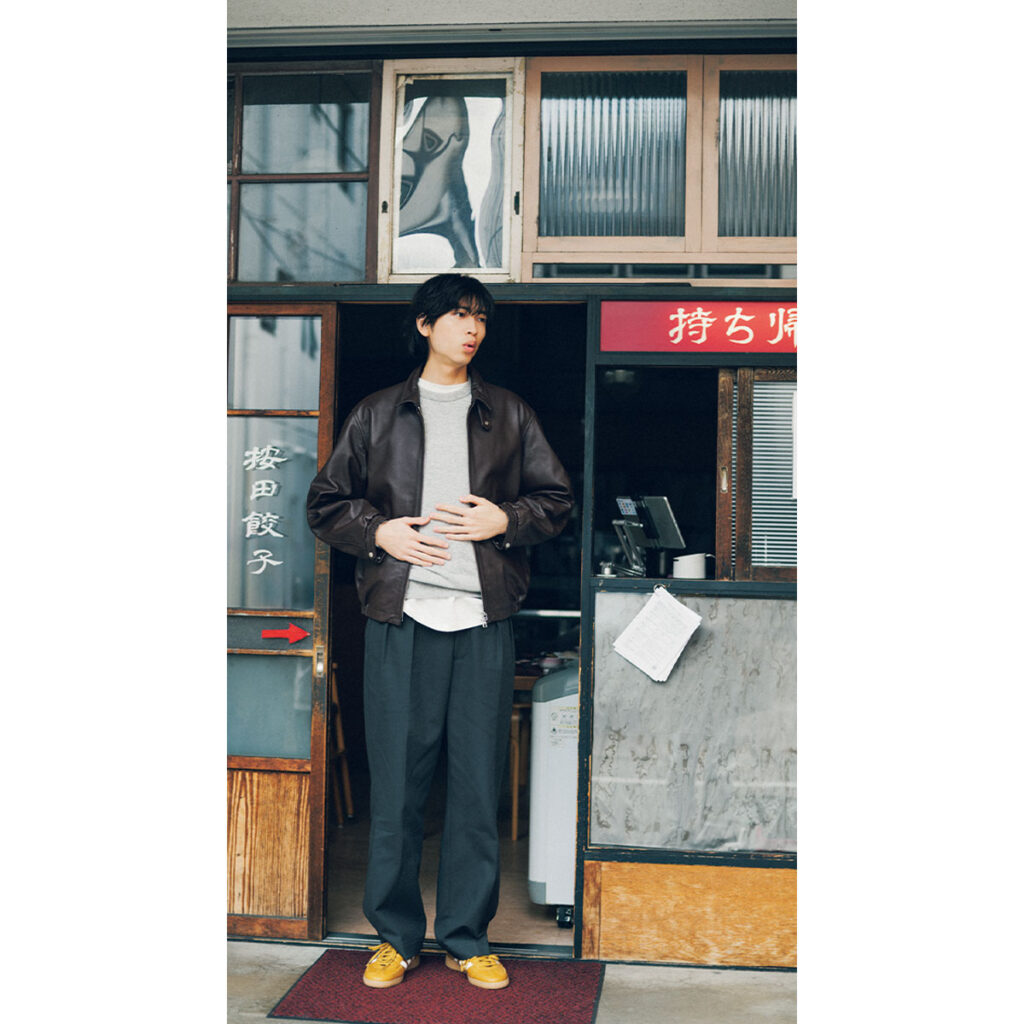 レザージャケットにマスタードカラーのスニーカーのコーデ