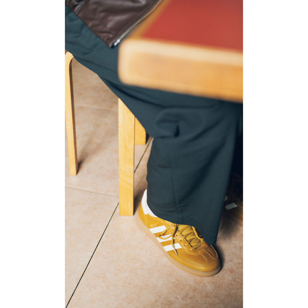 マスタードカラーのスニーカー