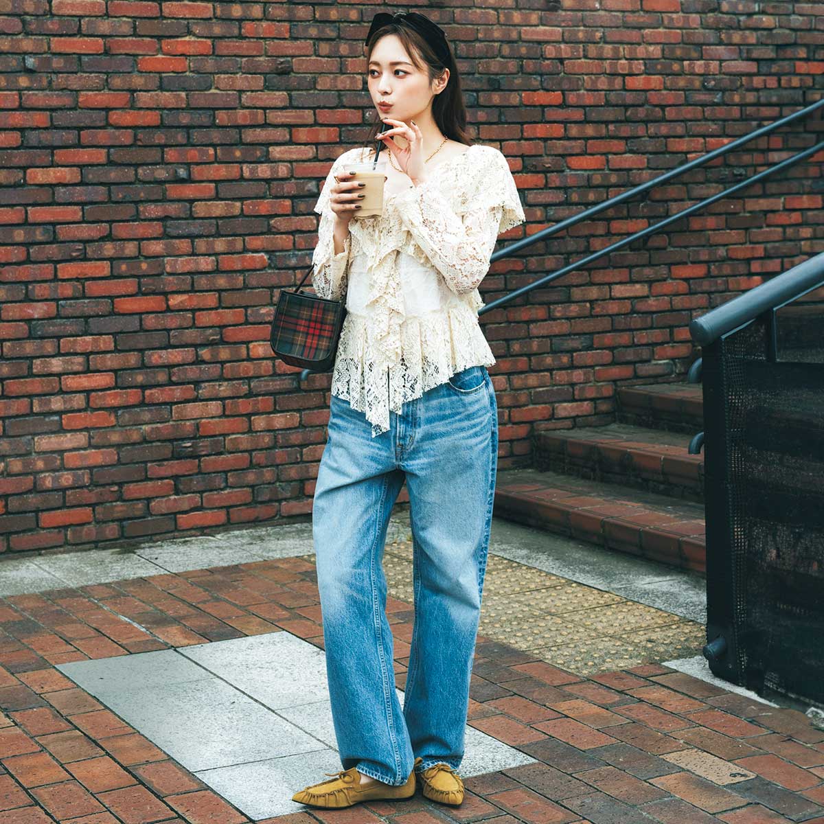 レースブラウスとデニムのボヘミアンコーデ