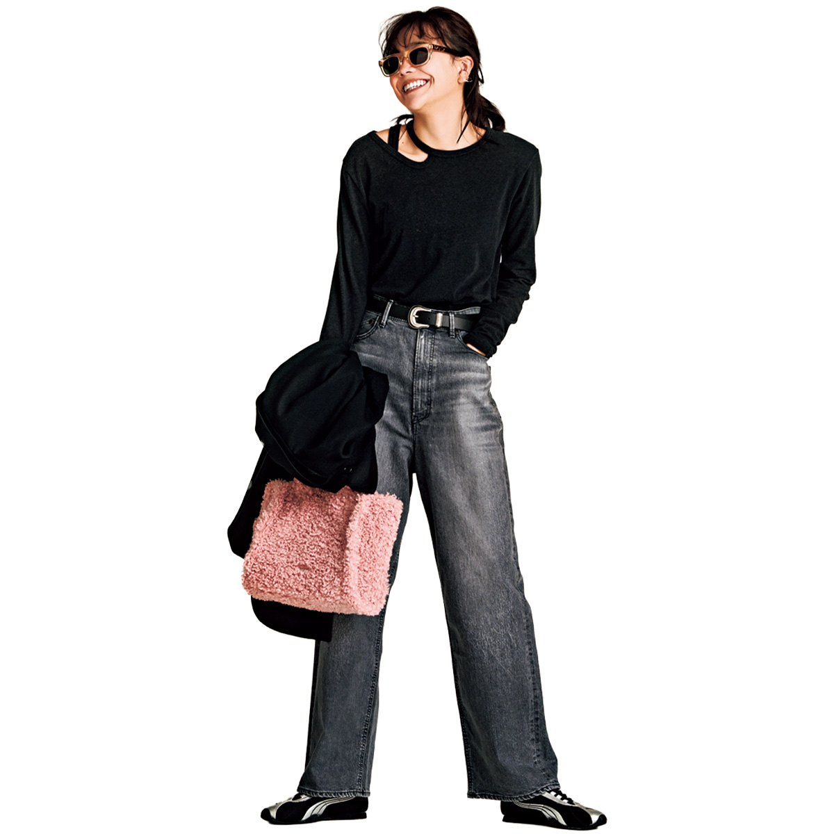 変化ネック×タンクのレイヤードトップスとデニムのコーデ