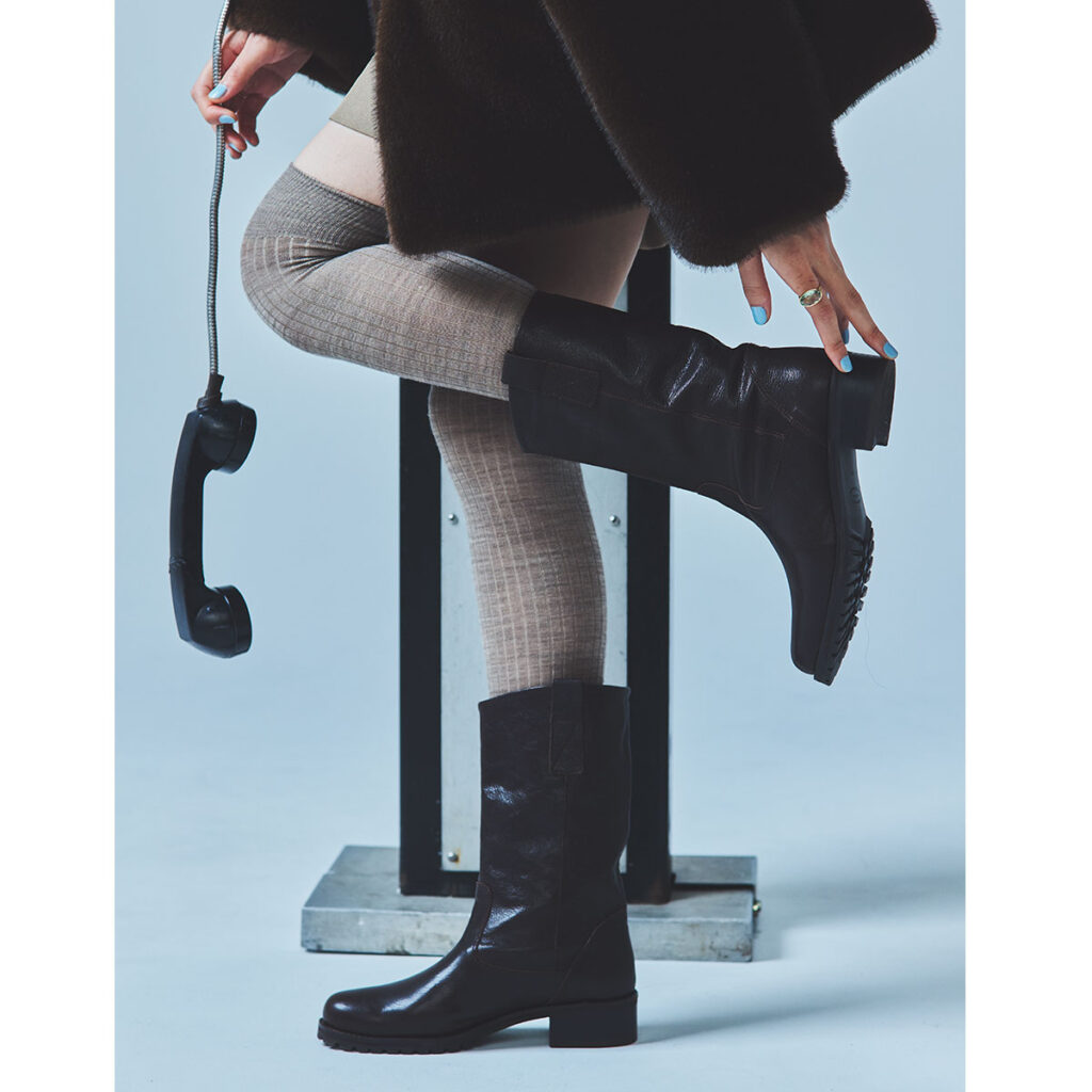 TOUT Y ESTのレザーブーツ