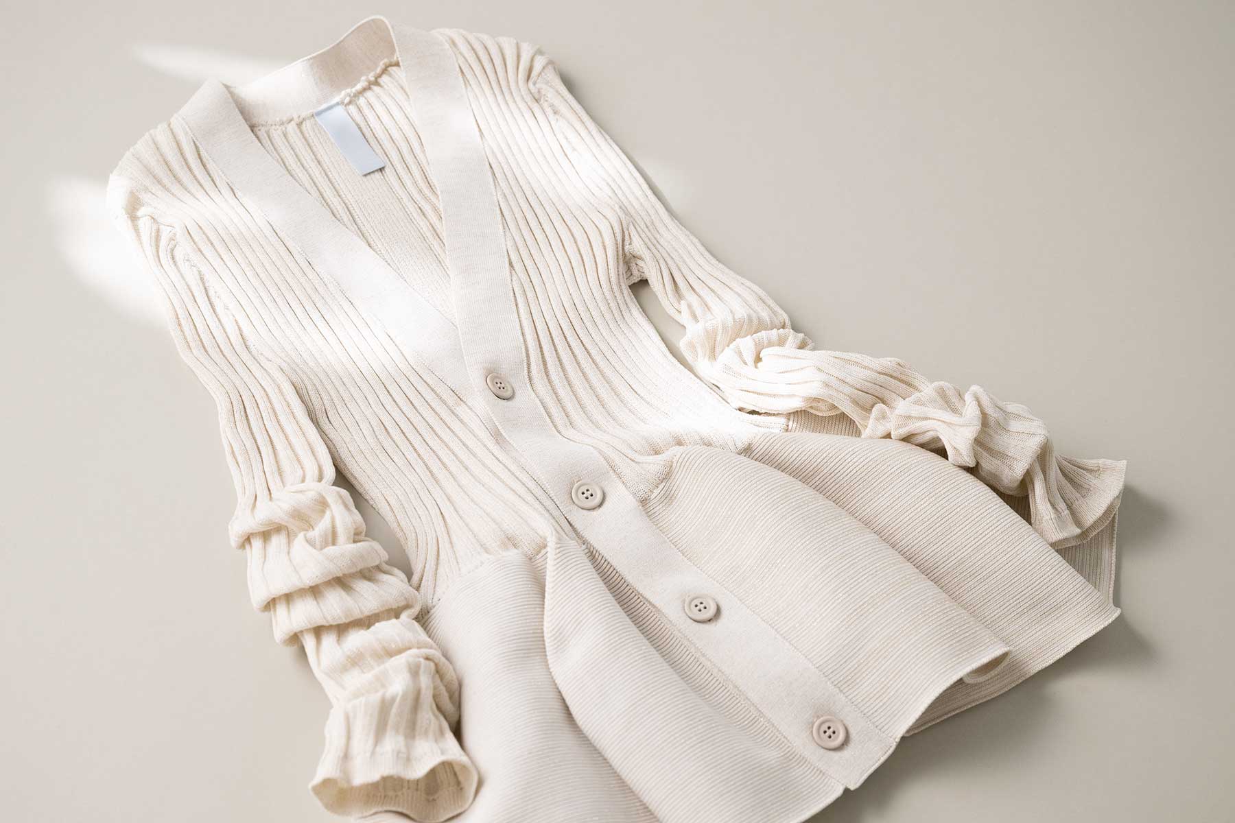 Vネックのペプラムカーデ