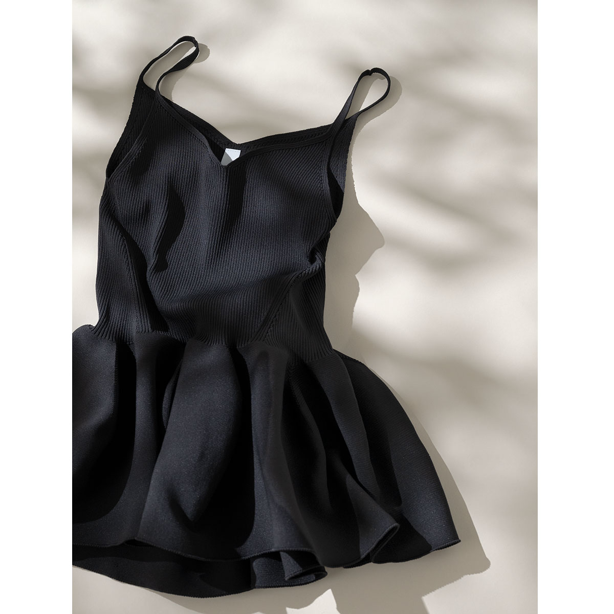 黒のキャミソールトップス
