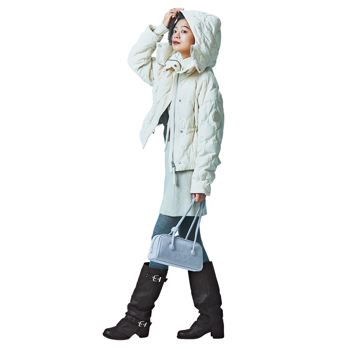 ホワイトスタイルにブラウンブーツのコーデ