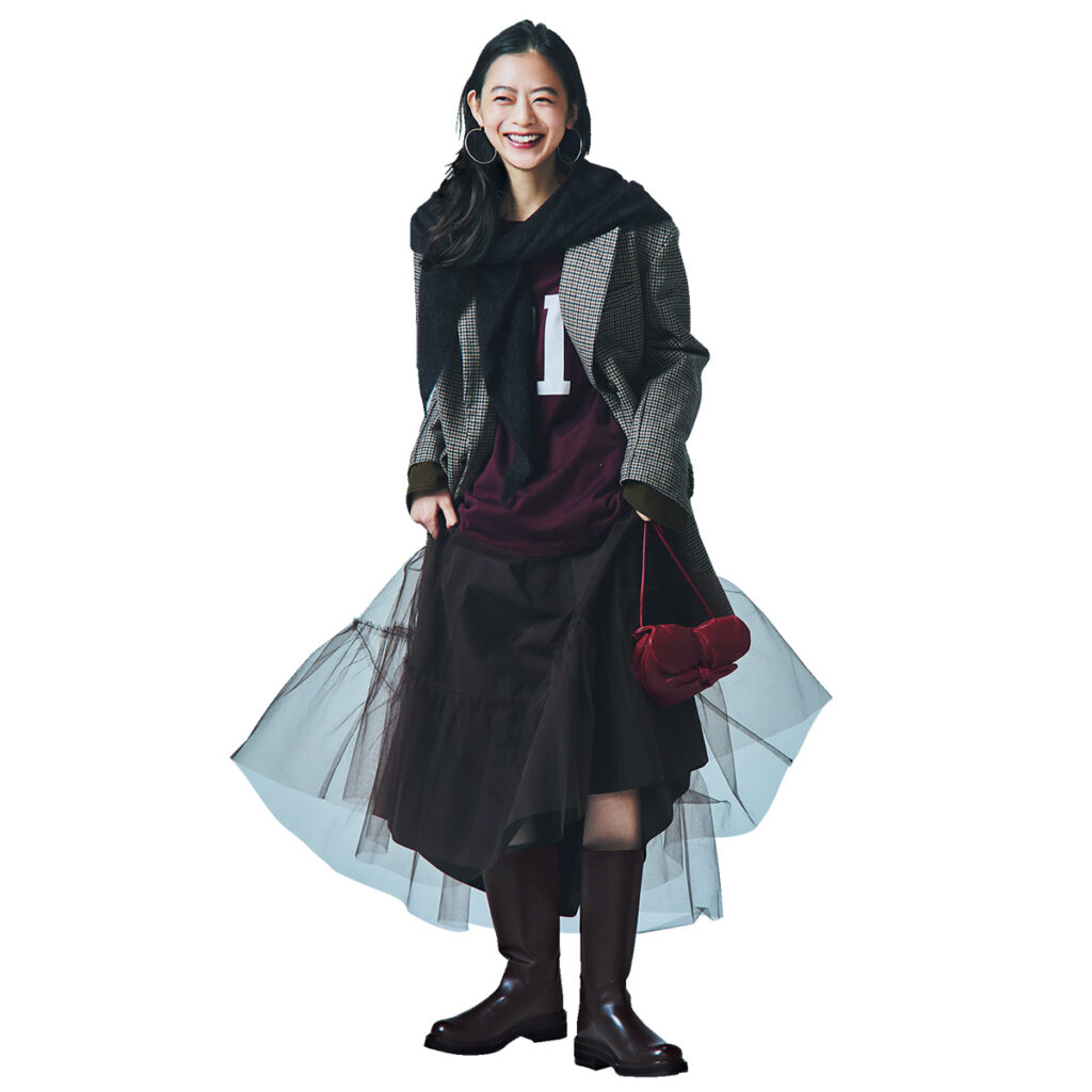 デザインスカートとブーツのコーデ