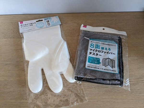 ダイソー　８面使えるマイクロファイバ－ダスターと引っかけたまま使用できるポリエチレン手袋（100枚）