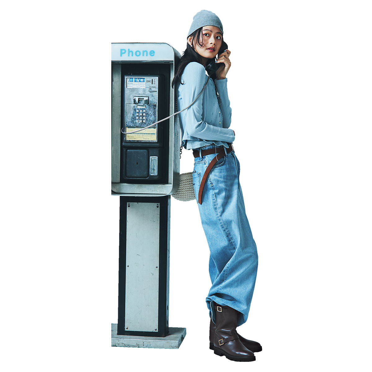 アイレットリブのトップスとブーツインデニムのコーデ