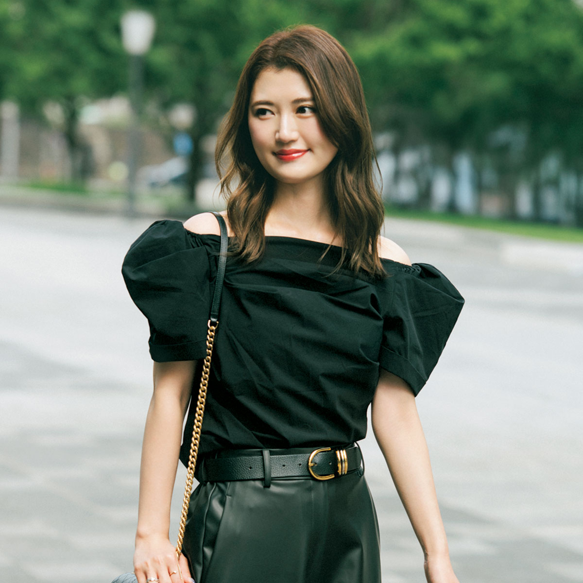 パフスリーブトップスとパンツのオール黒コーデ