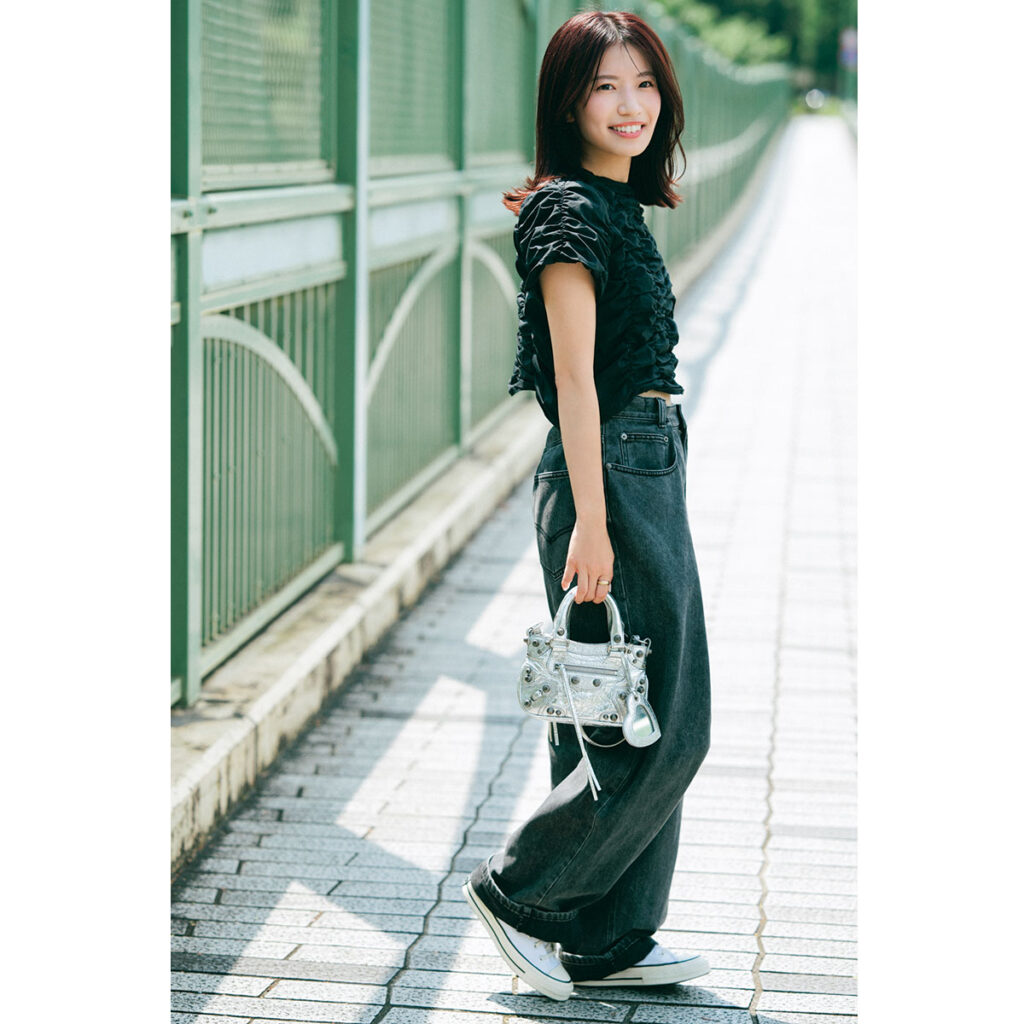 シャーリンングトップスとワイドデニムのコーデ