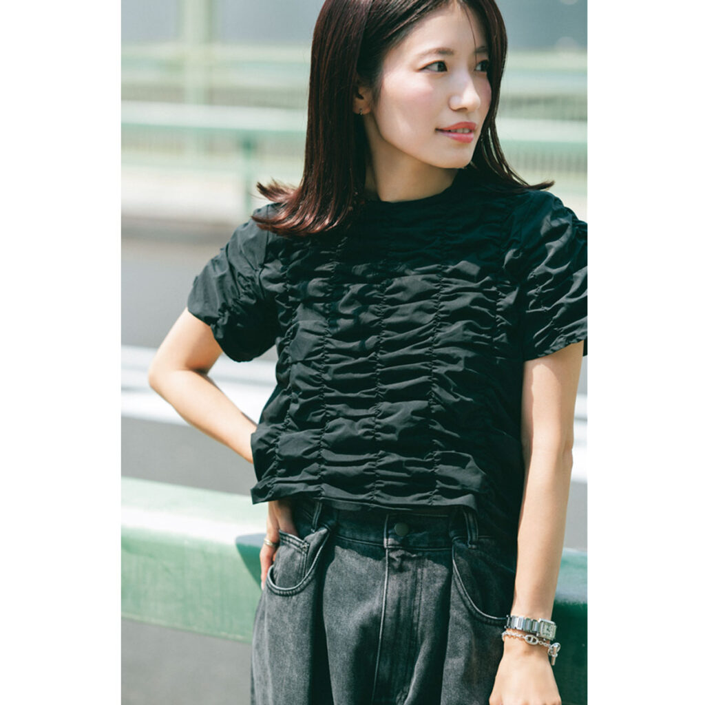 シャーリンングトップスとワイドデニムのコーデ