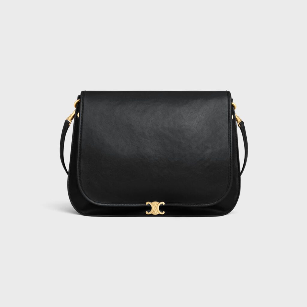 セリーヌ ブザス ソフト トリオンフ。ブラックのラムレザー素材にマグネット開閉仕様のクロスボディバッグ