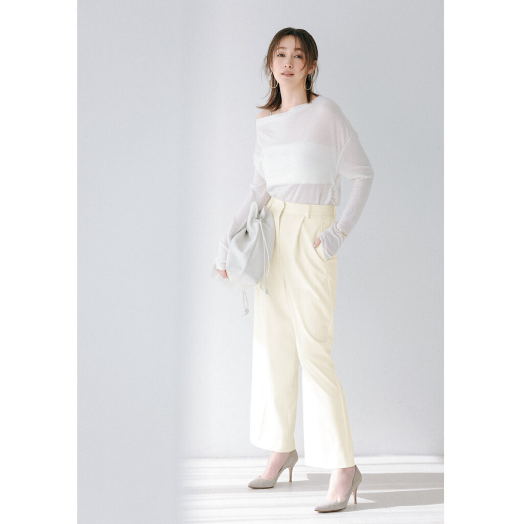 白のシアーニットにペールイエローのパンツのコーデ