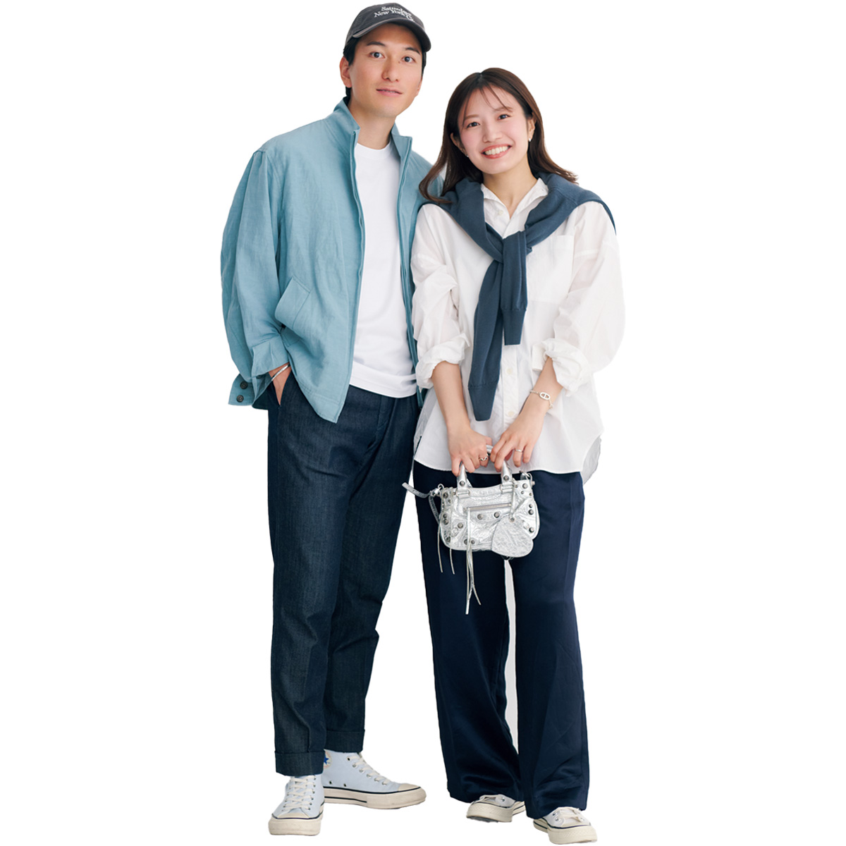 白トップスに濃い色デニムとコンバースのリンクコーデ,カップルコーデ