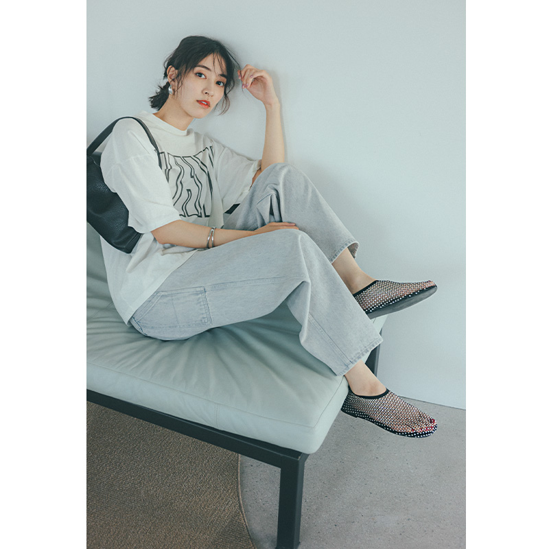 ゆるっとしたTシャツとデニムパンツの足元にメッシュシューズを合わせたコーデ