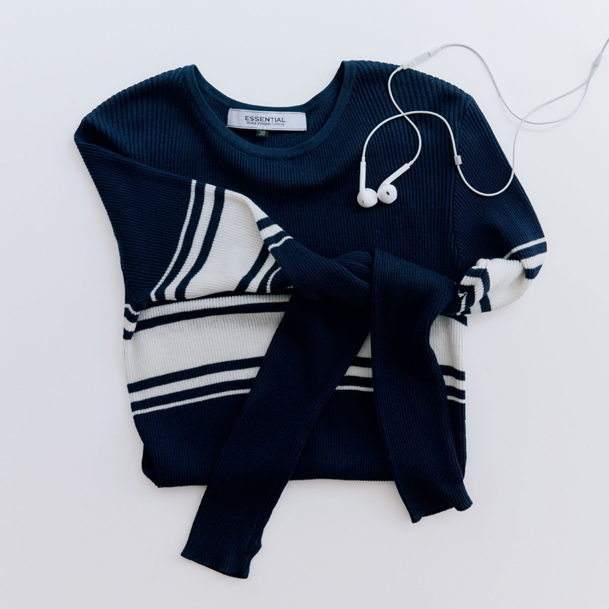 白×ネイビーのボーダーニット