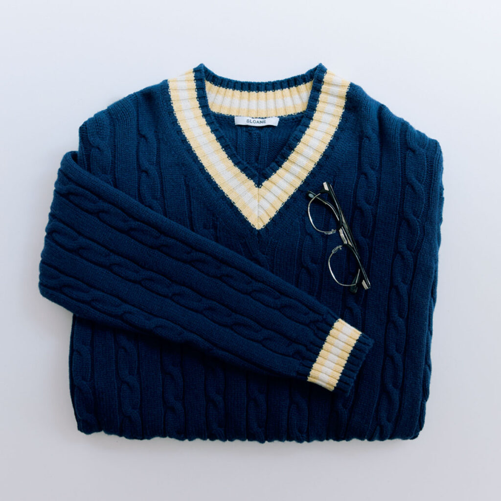 ネイビーのチルデンニット