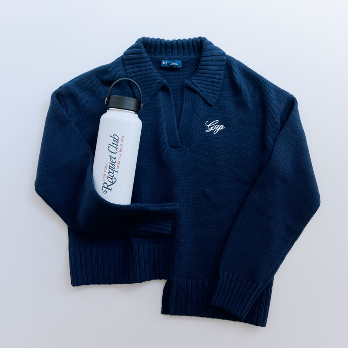 ネイビーのスキッパーニット