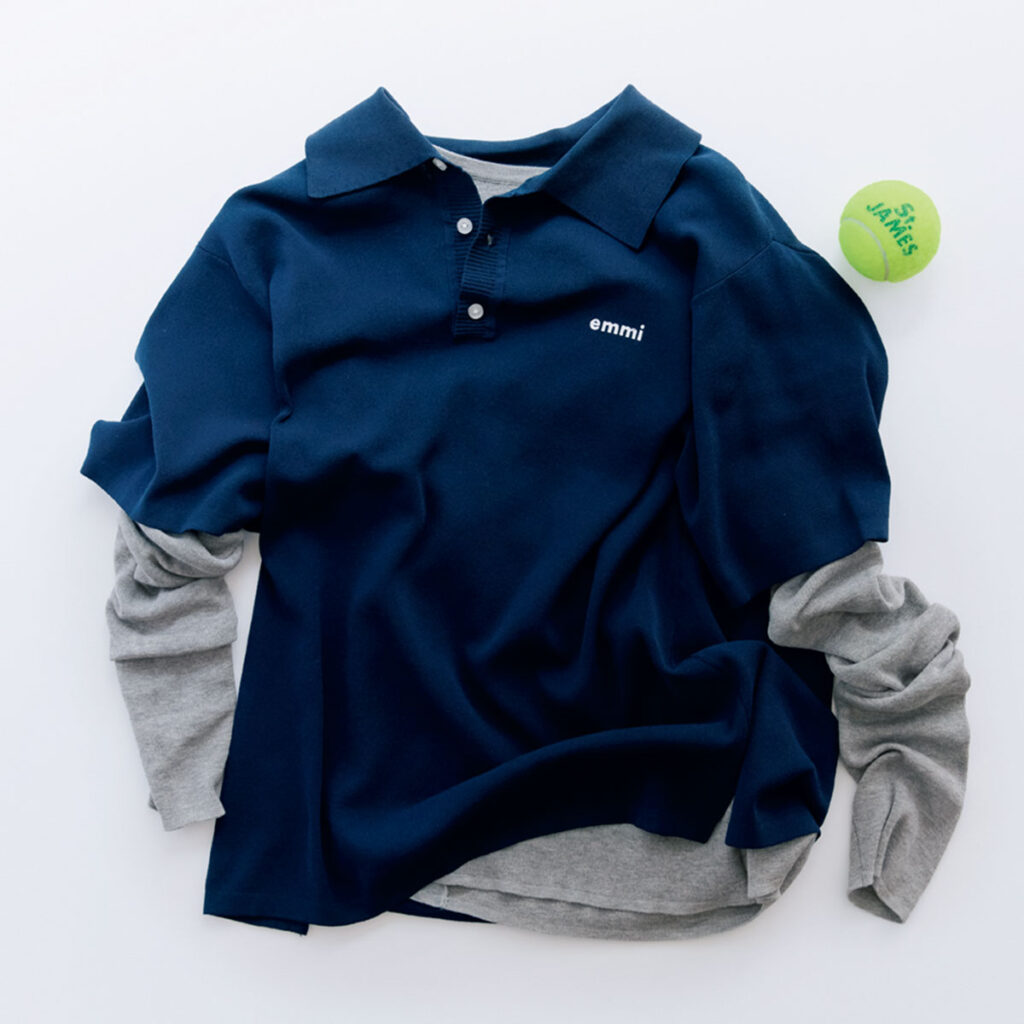 ネイビーのニットポロ