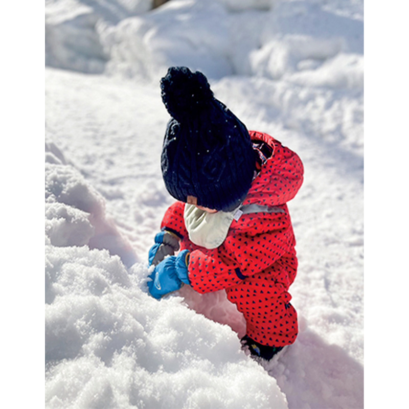 カラフルなスキーウェアを着て雪遊びする浅見れいなさんの子ども