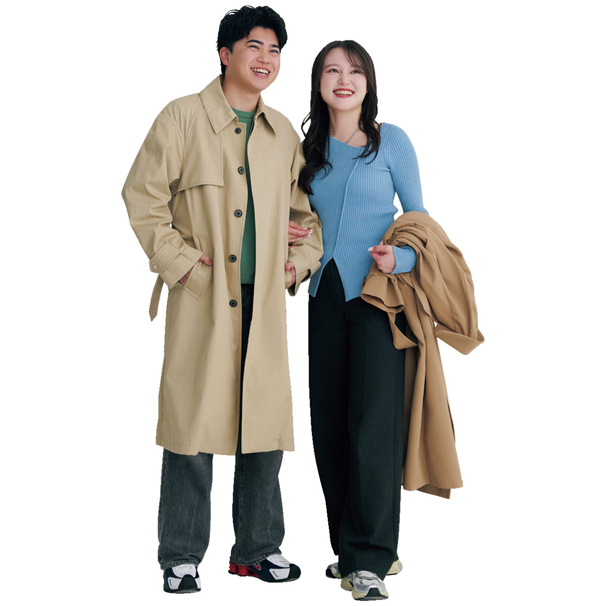 別々のカラートップスにベージュアウターをリンクしたコーデ