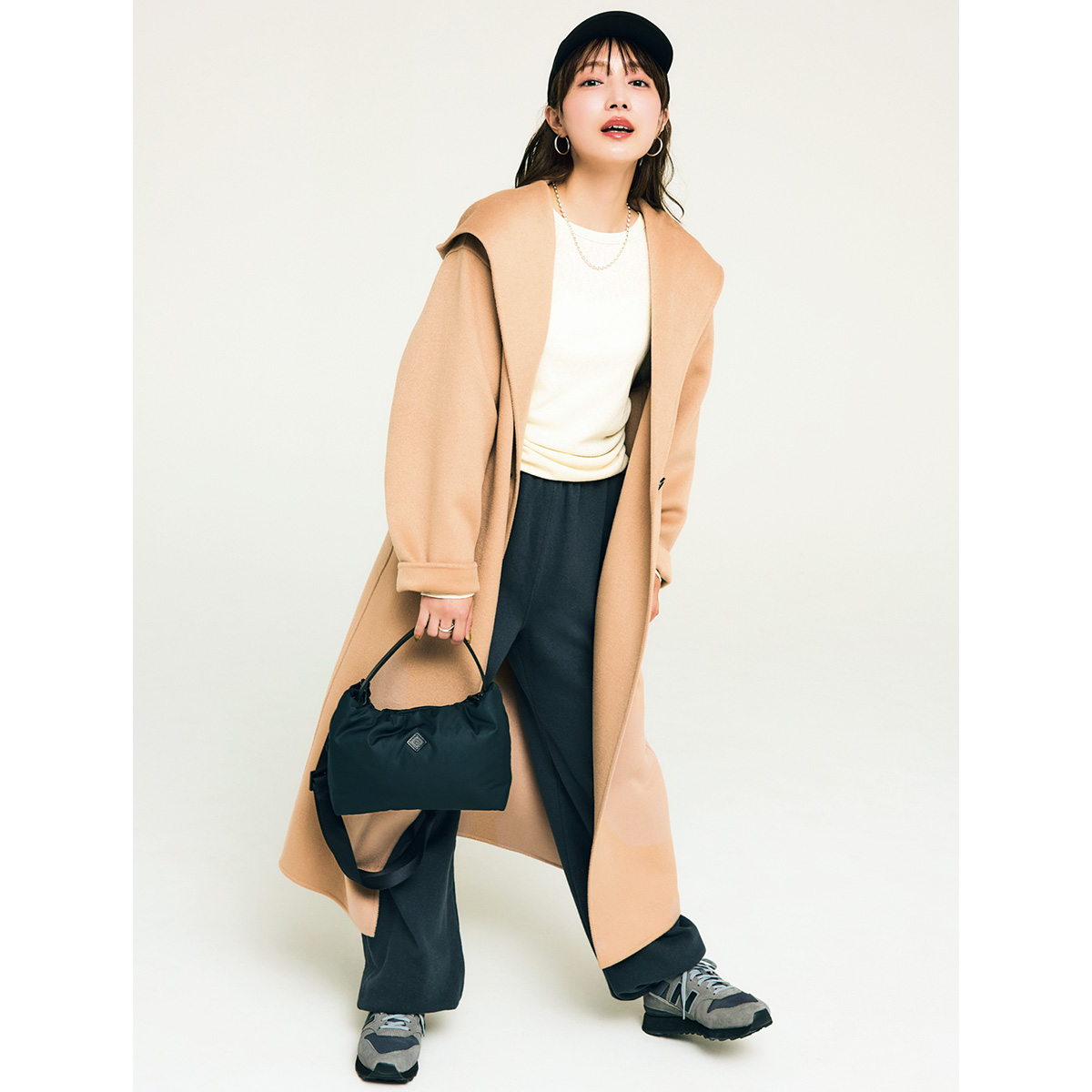 フード付きロングコートとキャップのコーデ