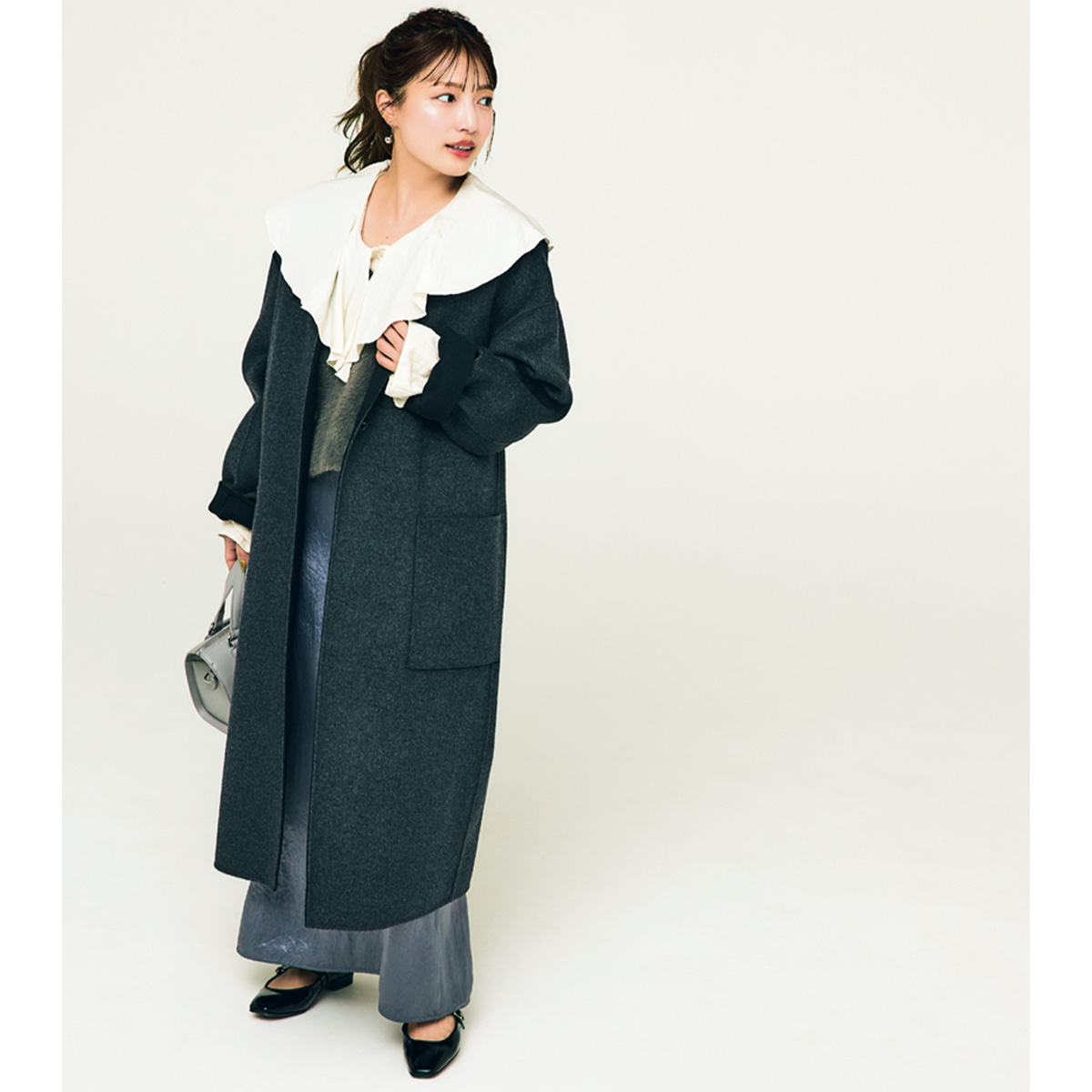 リバーシブルロングコートとサテンスカートのコーデ