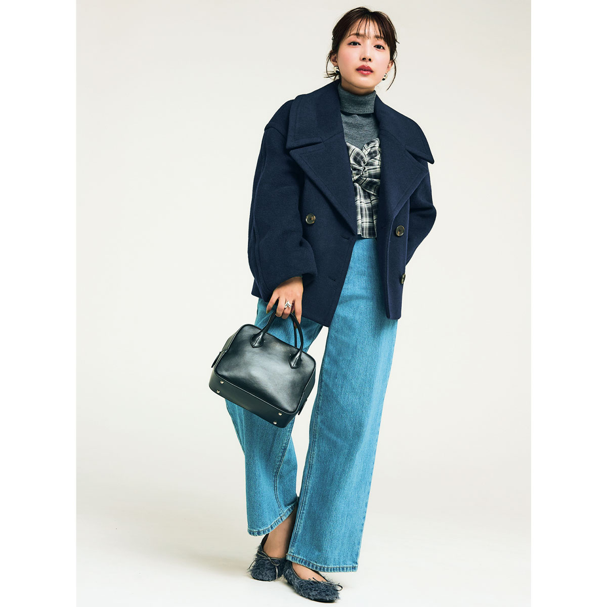 タートルネックとビスチェのレイヤードにデニムのコーデ