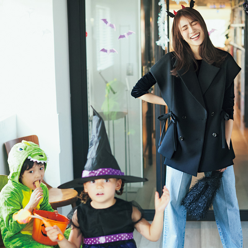 子どものハロウィンパーティでジレを着たおしゃれママ