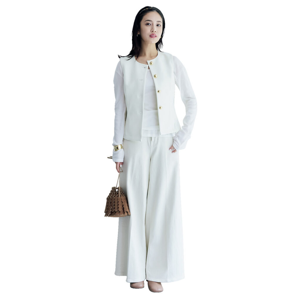 短丈ジレとパンツのオールホワイトコーデ