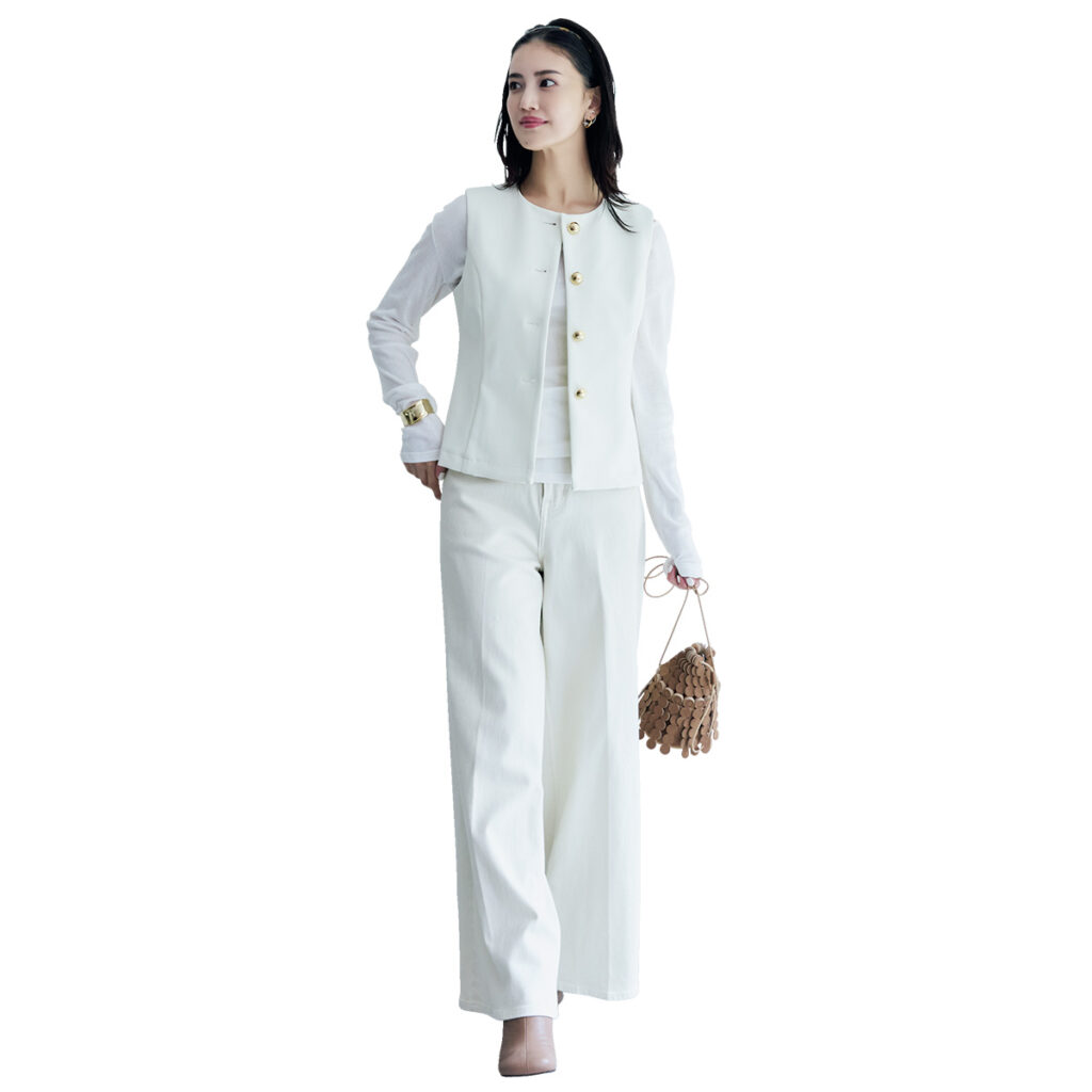 短丈ジレとパンツのオールホワイトコーデ