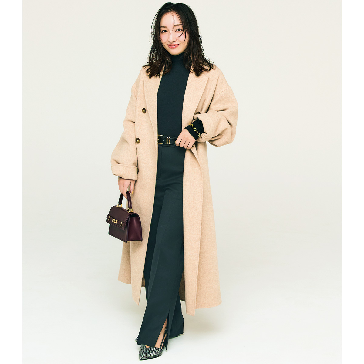 オールブラックにロングチェスターコートのコーデ