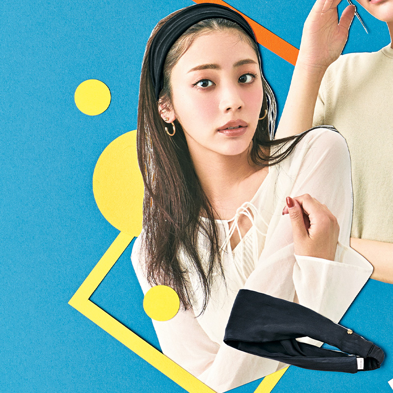 トレスの光沢感のあるヘアバンドとダウンスタイルにヘアバンドで前髪をアップにした貴島明日香さん
