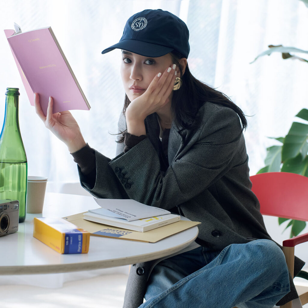 ジャケットとデニムにキャップのカジュアルコーデ