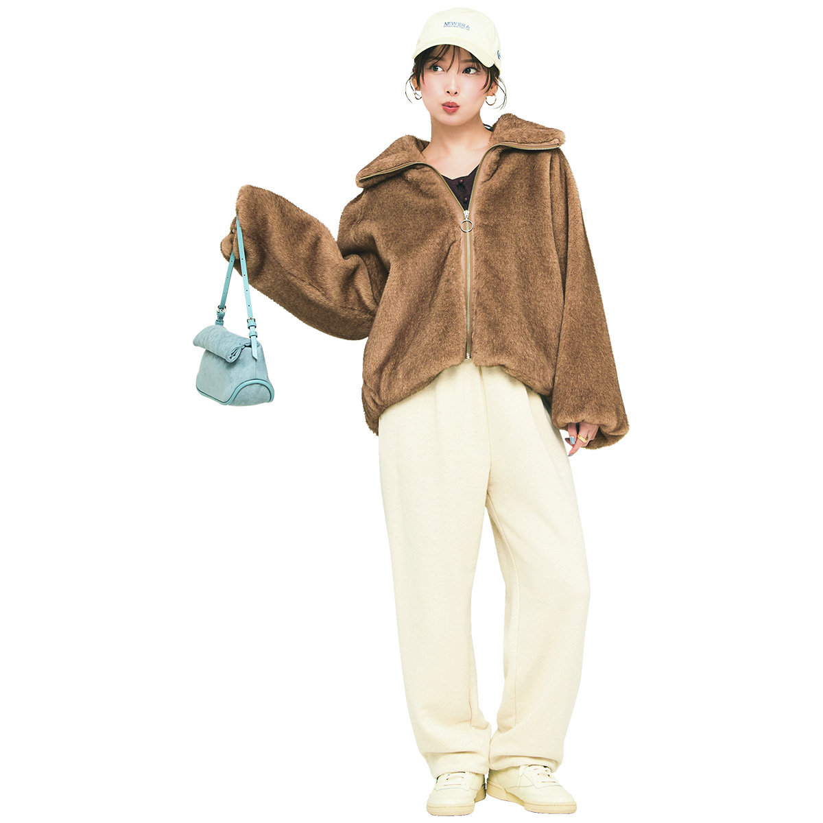 白パンツのブラウンのボアアウターのコーデ