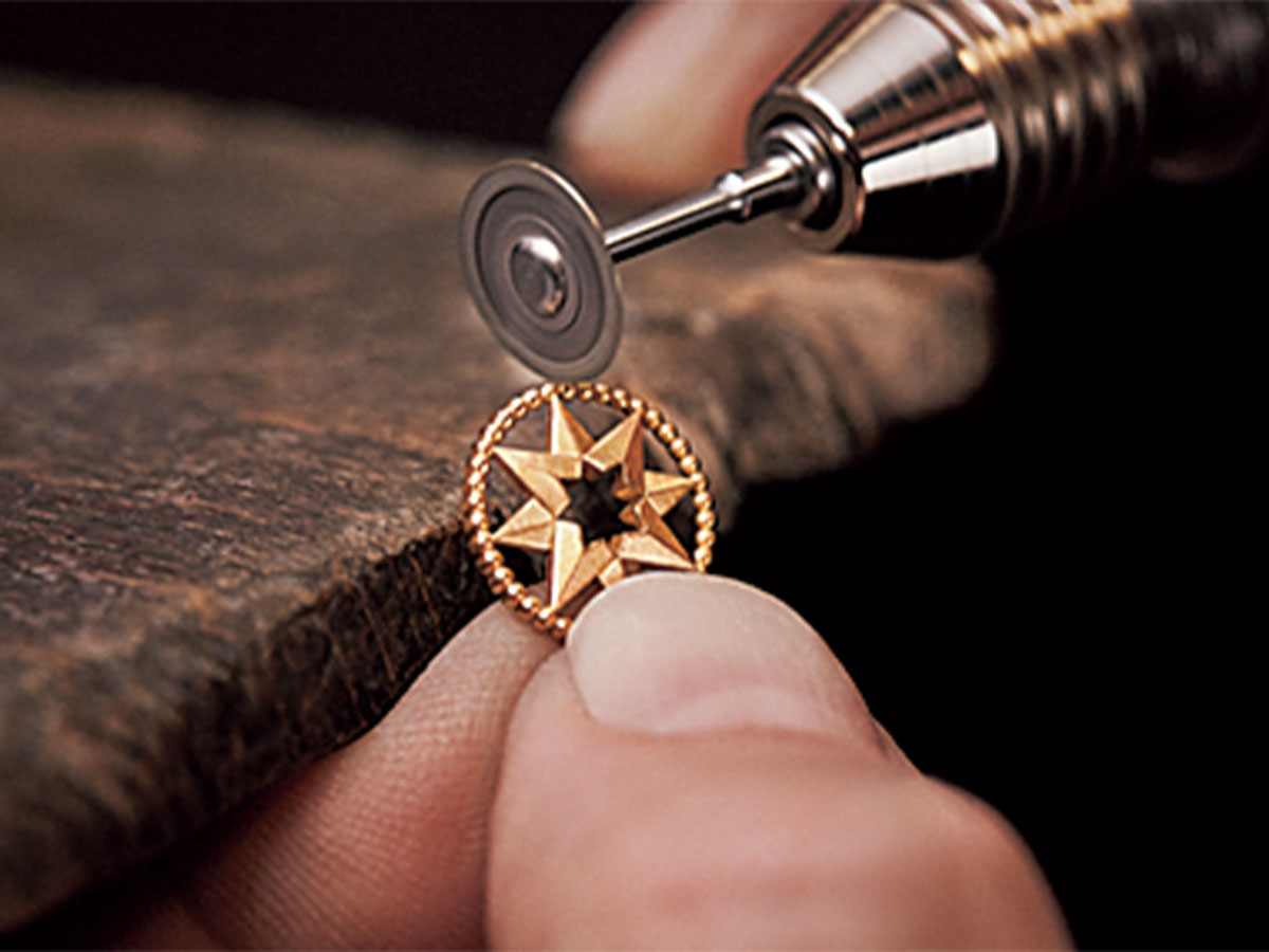 ディオールアトリエの熟練の職人が手作業でジュエリーを作り上げる様子