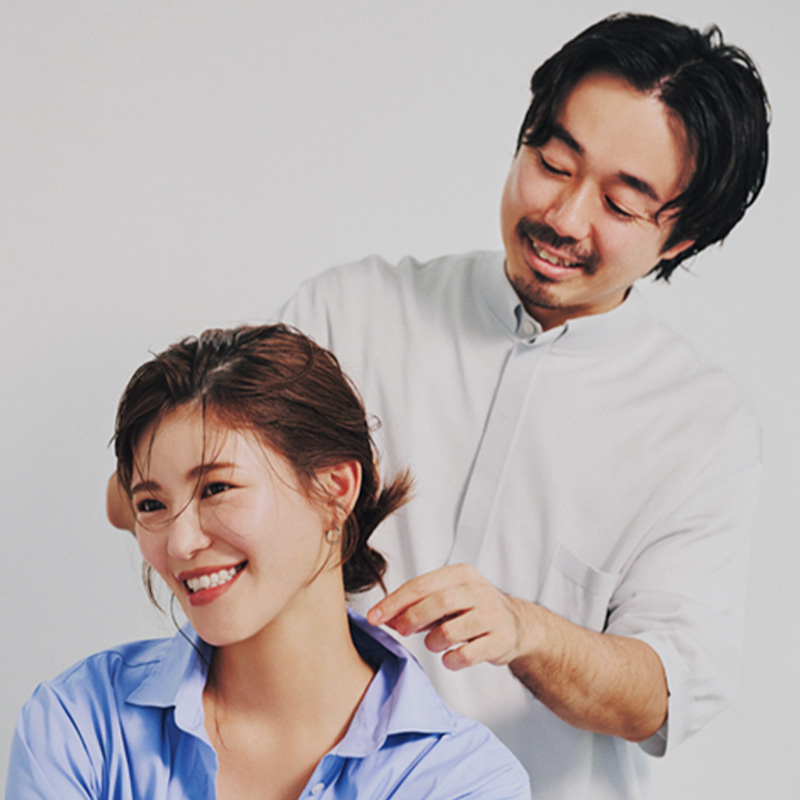 ヘアメイクさんに直してもらうモデルのイメージカット