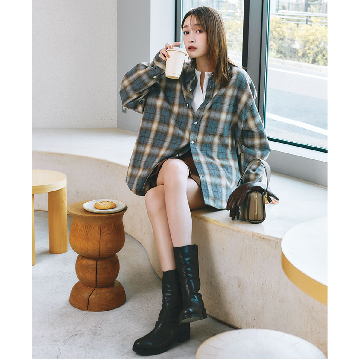 チェックシャツとスウェードミニのボヘミアンコーデ