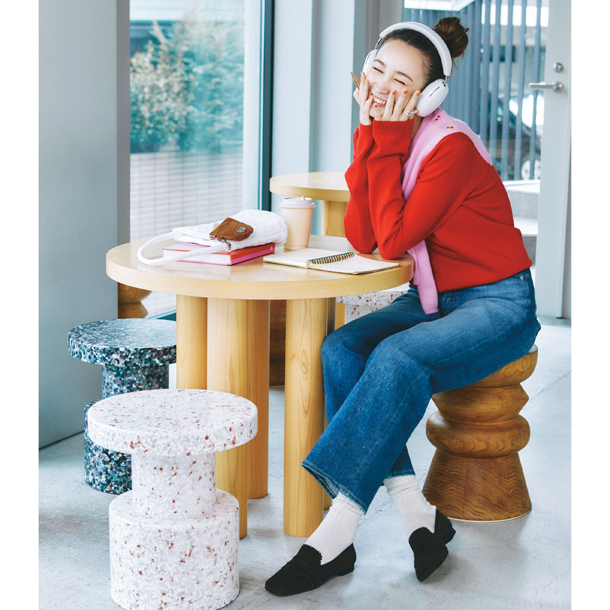 赤ニットとデニムのフレンチカジュアルコーデ