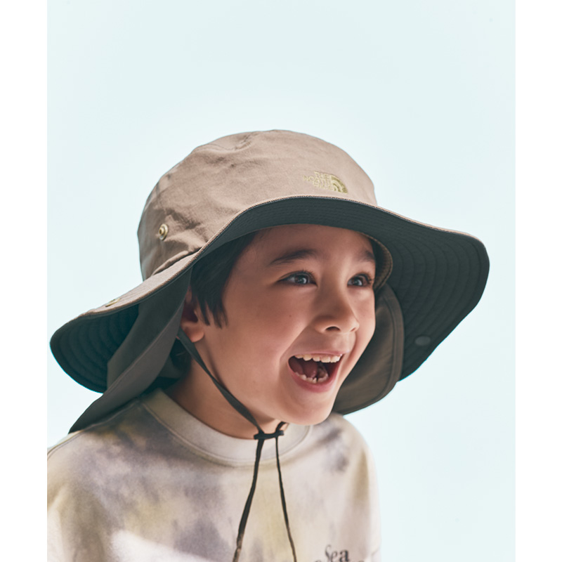 ハットをかぶって楽しそうな表情の男の子