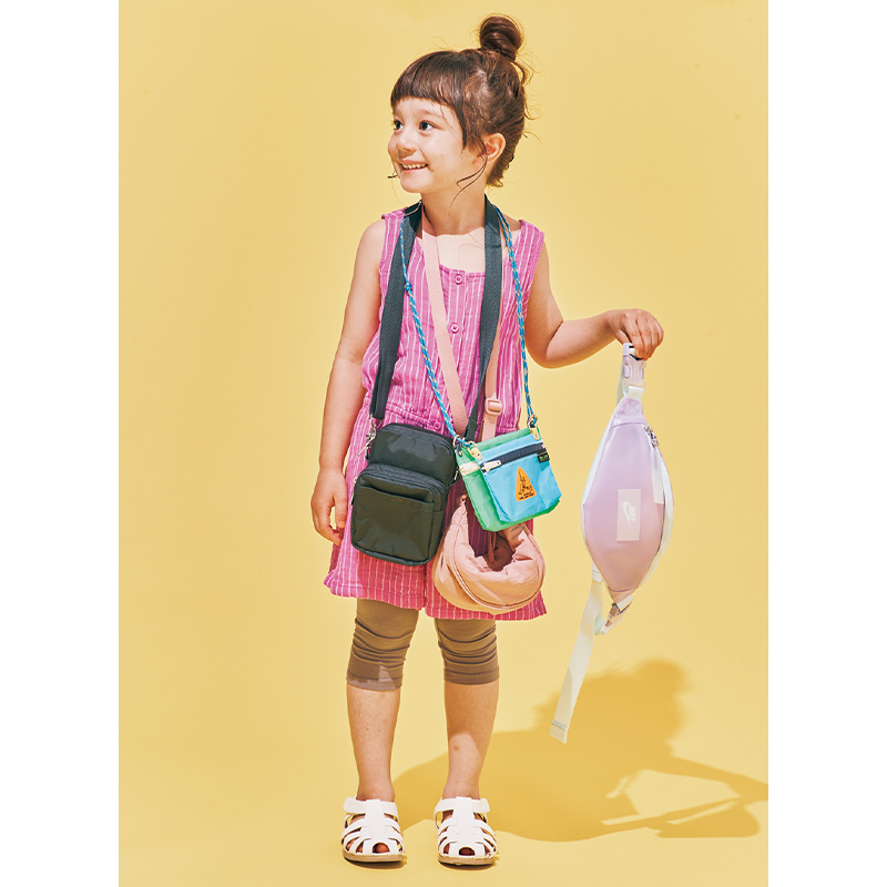 バッグを首からぶら下げた女の子コーデ