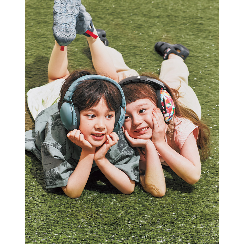 キッズ用イヤマフをつけた男の子と女の子