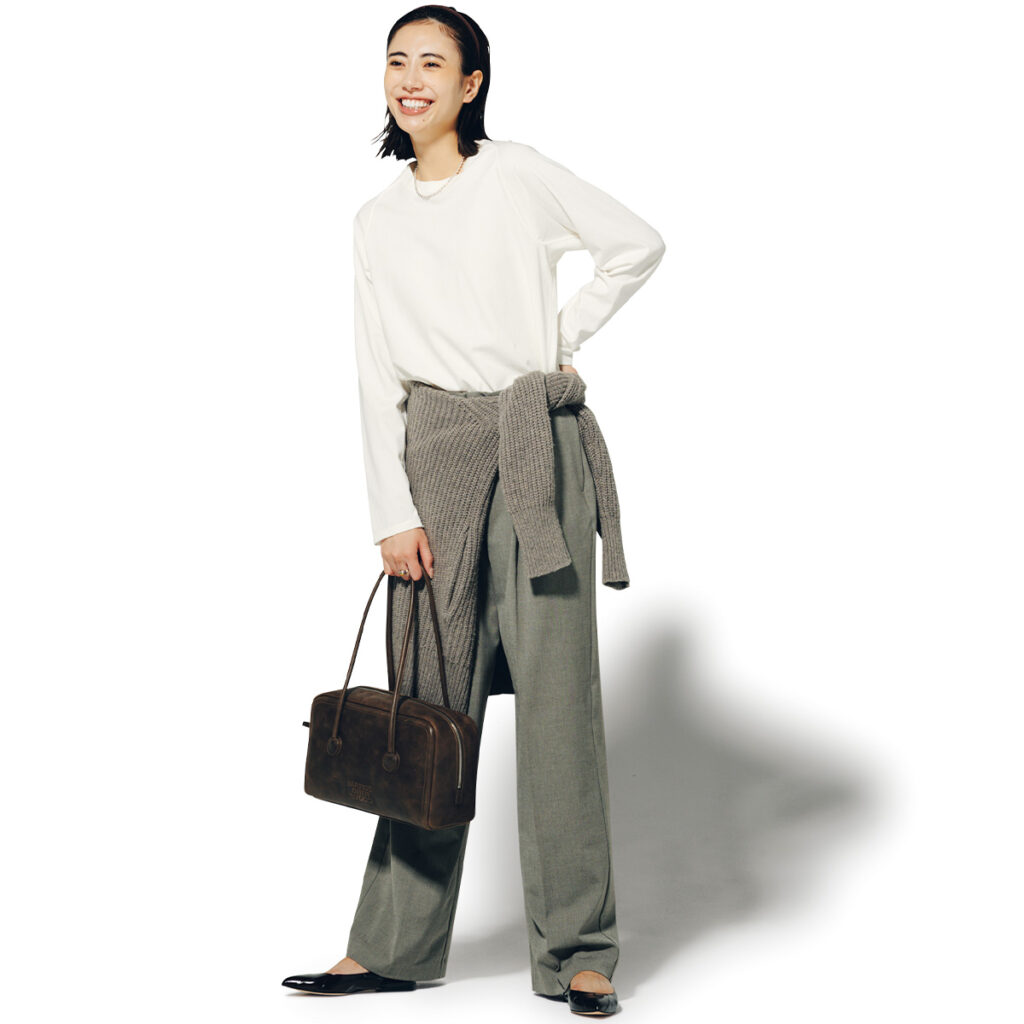 パンツにニットカーデの腰巻きコーデ