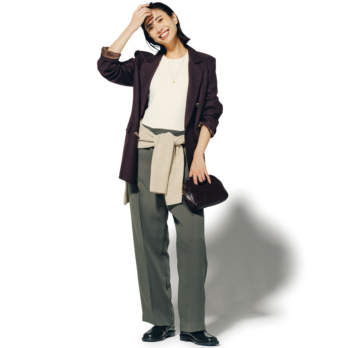 ジャケパンスタイルにニットの腰巻きコーデ