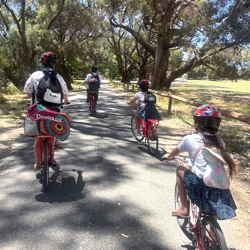 旅先でサイクリングを楽しむSHELLYさん一家