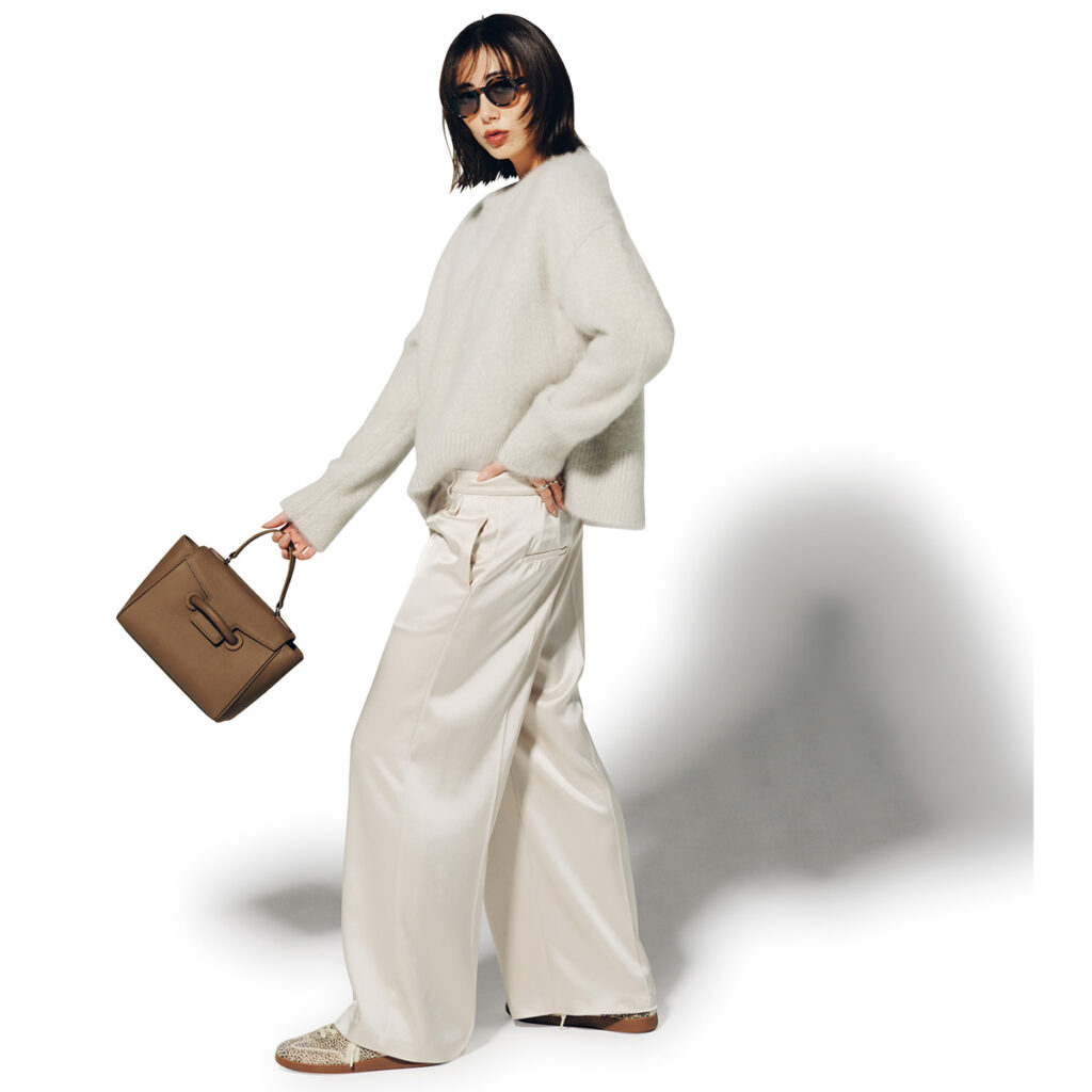 サテンパンツとシャギーニットのオールホワイトコーデ