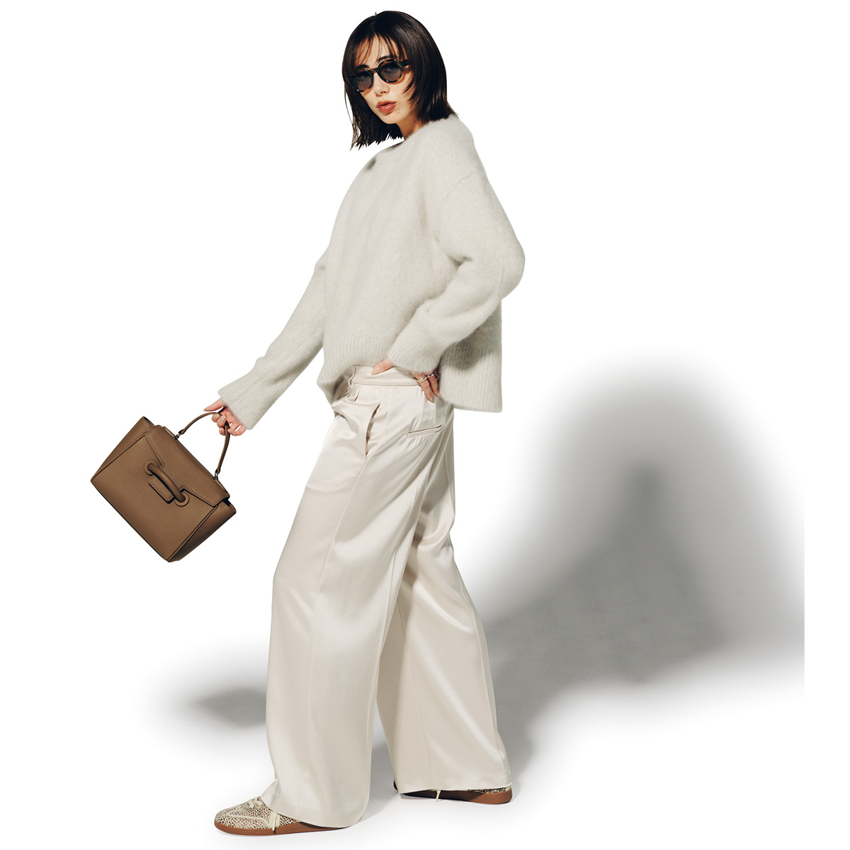 サテンパンツとシャギーニットのオールホワイトコーデ